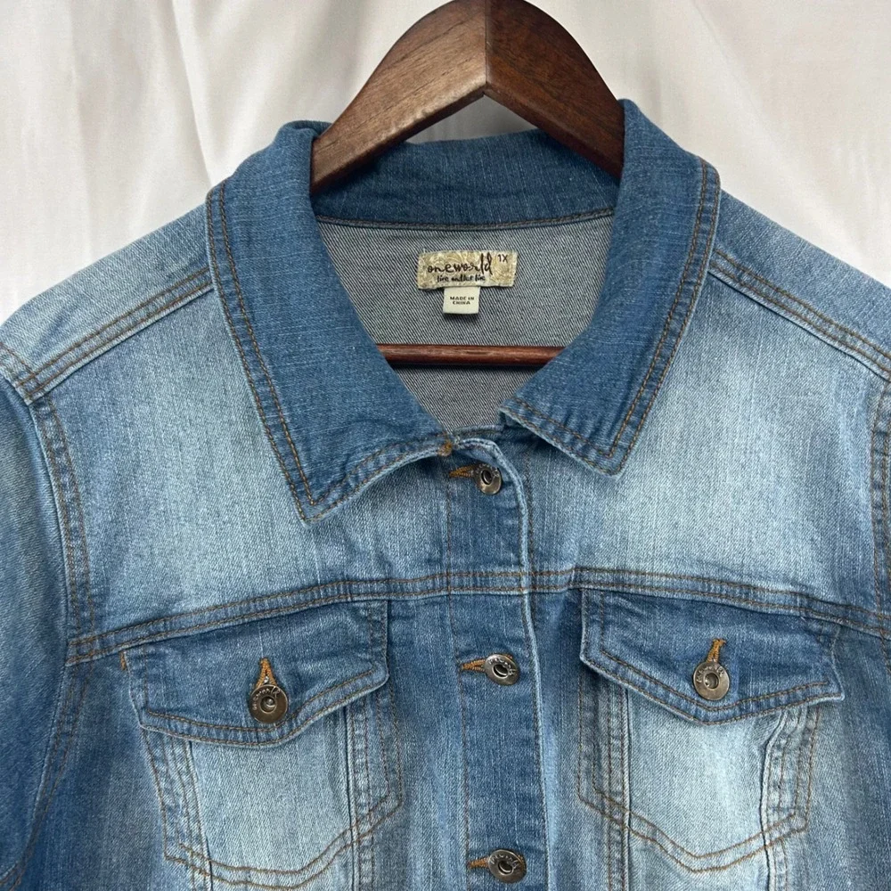 One World Denim Jacket Womens 1X Blue‎ Medium Wash Faded Button Front Trucker